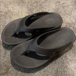 Oofos-only worn once